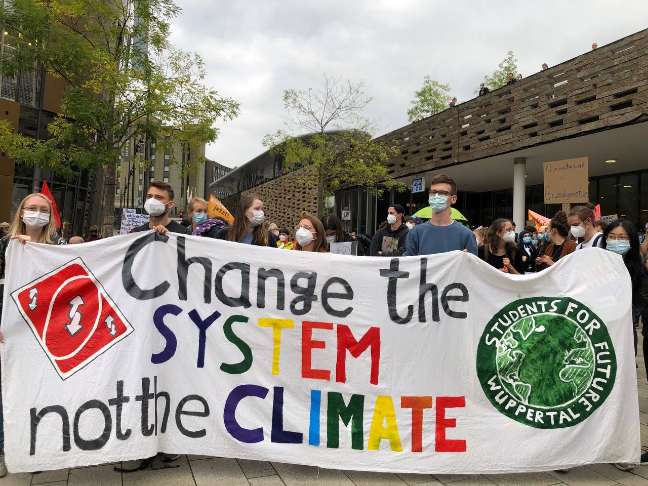 Gruppe Students for Future auf einer Klimademo mit einem großen Banner
