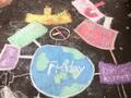 Kreidebild mit einer Welt und FREI DAY Schriftzug
