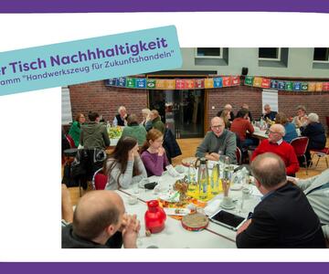 Foto vom Runden Tisch, mehrere Menschen sitzen an einem Tisch, es gibt mehrere Tische im Raum