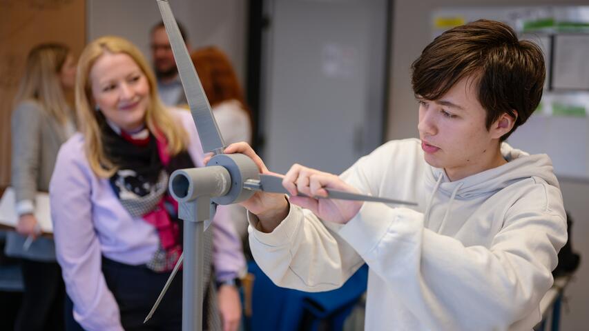 Ein:e Schüler:in arbeitet an einem Windrad-Modell