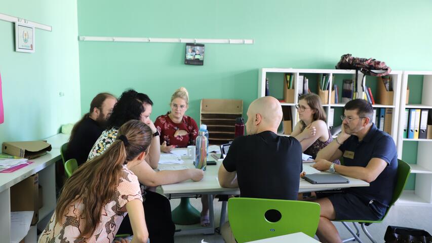 Schüler:innen an einem Tisch in einer Design Thinking Phase