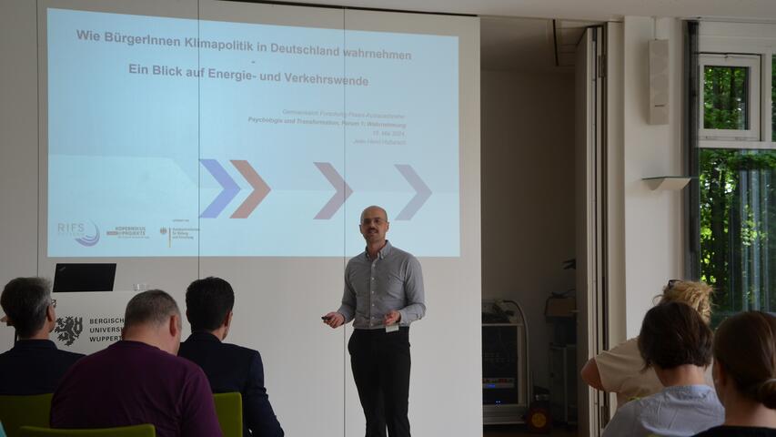 Jean-Henri Huttarsch beginnt seinen Vortrag