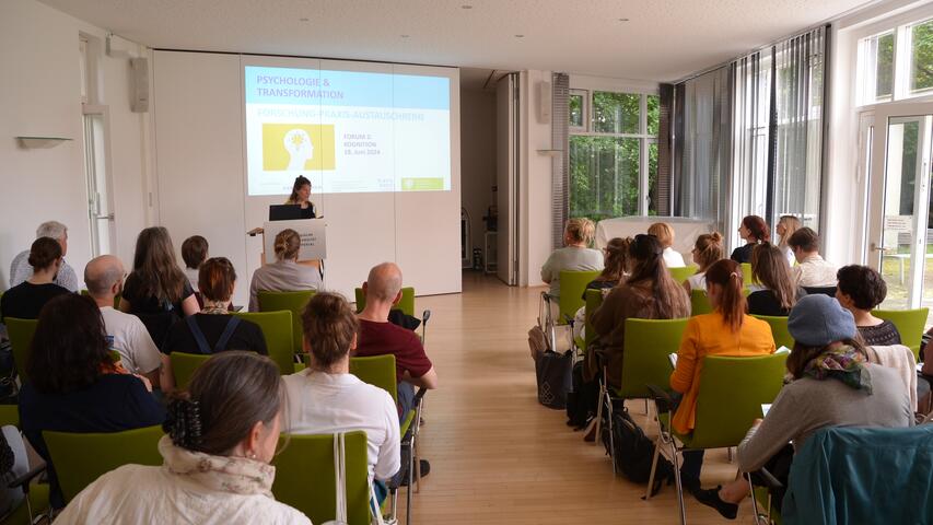 Marie Heitfeld eröffnet die zweite Fachtagung