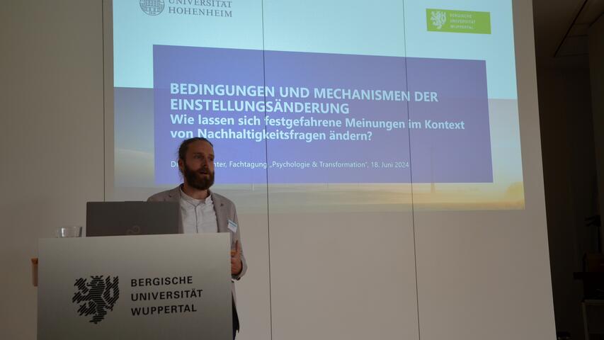 Dr. Kevin Winter eröffnet seinen Vortrag