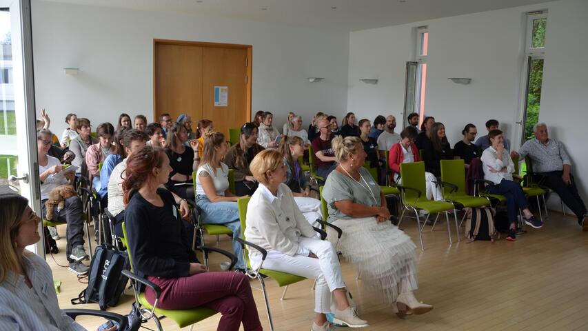 Das Publikum lauscht den Impulsen aus der Forschung