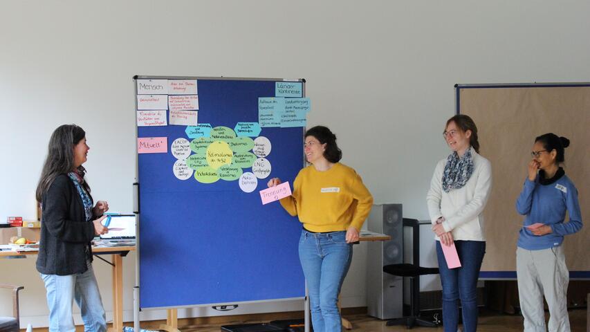 Teilnehmerin trägt zur Diskussion bei