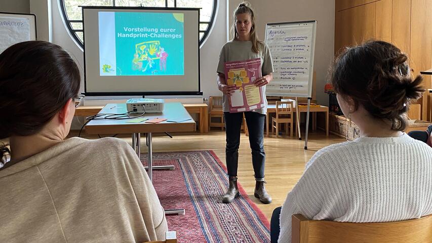 Eine Teilnehmerin trägt das Konzept der Challenges vor.