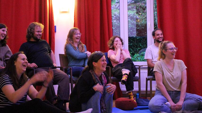 Lachende Gruppe beim Open Stage Abend