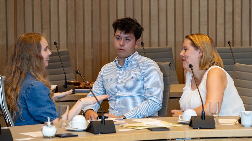 Jugendliche im Gespräch mit Landtagsabgeordneter
