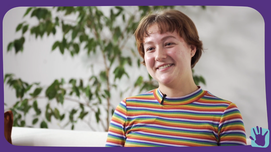 Frieda Meckel sitzt auf einer weißen Couch und vor einer Pflanze. Sie erklärt wie wir unseren Handabdruck vergrößern können.