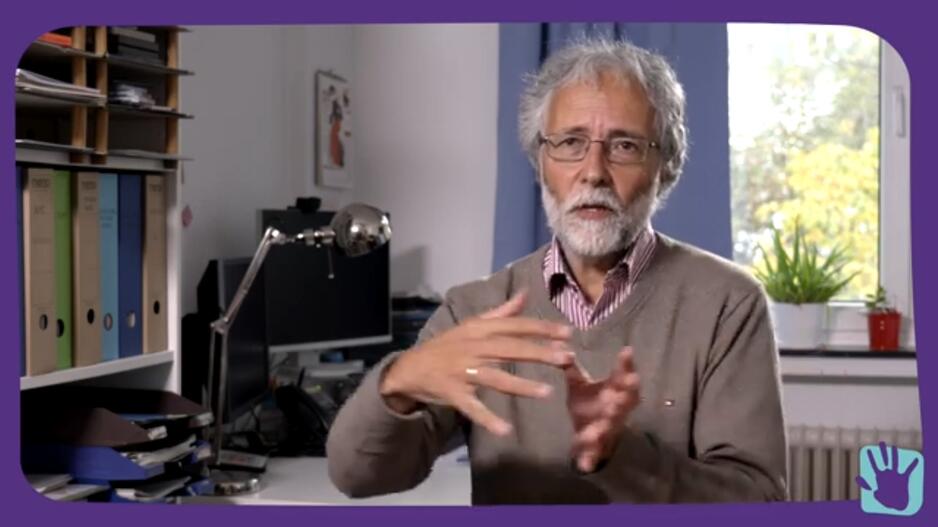 Christoph Bals in seinem Büro. Er erklärt etwas.