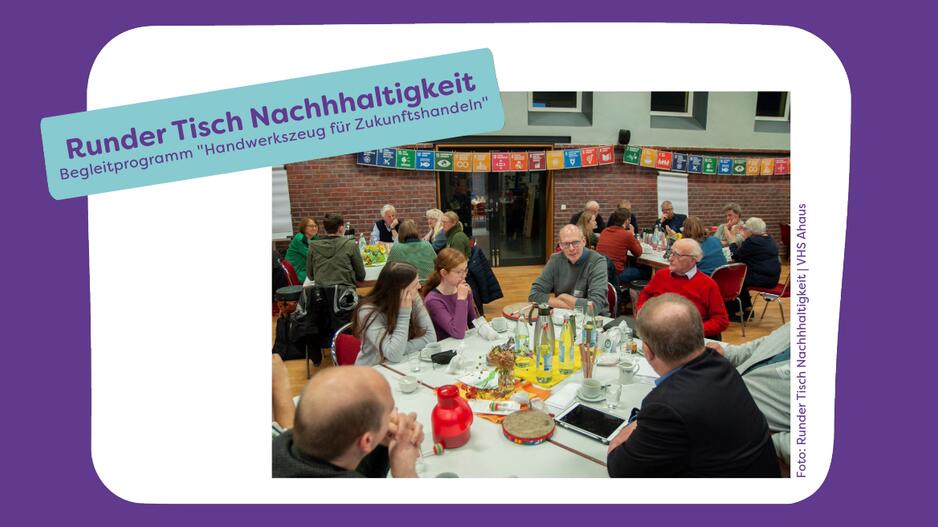 Foto vom Runden Tisch, mehrere Menschen sitzen an einem Tisch, es gibt mehrere Tische im Raum