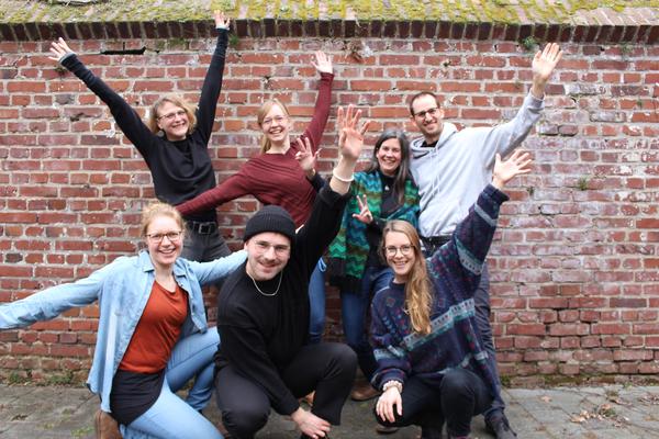 Auf dem Foto seht ihr Mitarbeiter:innen aus dem Projekt #climatechallenge. Von links oben nach rechts unten: Annika Fricke (KAT), Carina Spieß (Germanwatch), Daniela Baum (Germanwatch), Markus Szaguhn (KAT), Leonie Schröpfer (netzwerk n), Sebastian Ziegler (netzwerk n), Eva Wendeberg (KAT).