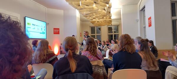 Begrüßung durch Greenpeace Geschäftsführerin Nina Schoenian 