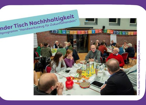 Foto vom Runden Tisch, mehrere Menschen sitzen an einem Tisch, es gibt mehrere Tische im Raum